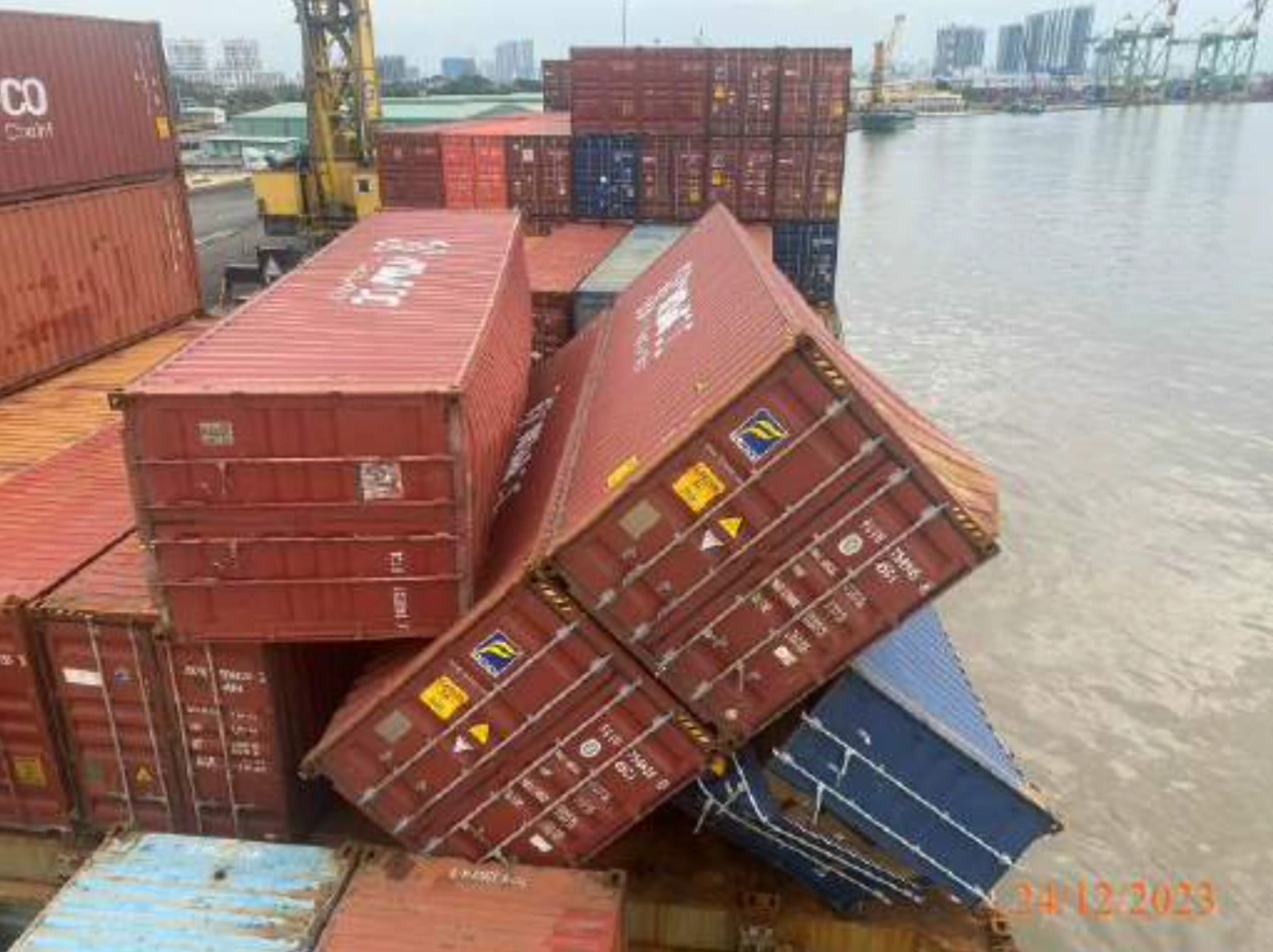 Kiện công ty vận chuyển đòi bồi thường vụ rơi 42 ôtô xuống biển